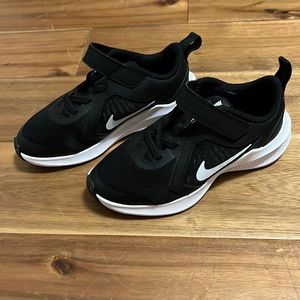 New boys Nike run shoes